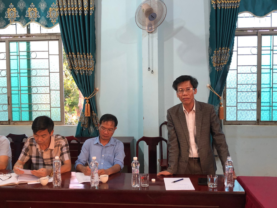 Ông Nguyễn Anh Tuấn-Phó Giám đốc Công ty cổ phần Thủy điện Khải Hoàng báo cáo về sự cố vỡ một đoạn đập tràn của Công trình nhà máy thủy điện Ia Glae 2. Ảnh: Lê Nam