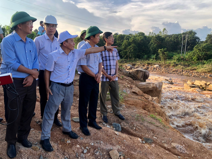 Phó Chủ tịch UBND tỉnh Nguyễn Hữu Quế (thứ 3 từ trái qua) kiểm tra sự sự cố vỡ đập Công trình Thuỷ điện Ia Glae 2. Ảnh: Lê Nam