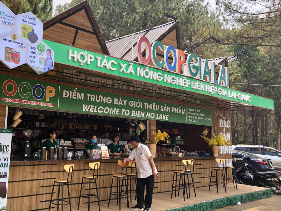 Điểm giới thiệu sản phẩm OCOP tại cổng du lịch Biển Hồ (TP. Pleiku). Ảnh: Lê Nam Điểm giới thiệu sản phẩm OCOP tại cổng du lịch Biển Hồ (TP. Pleiku). Ảnh: Lê Nam