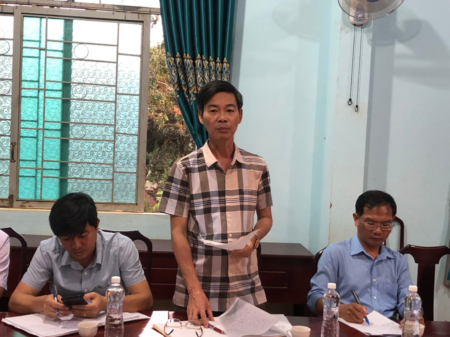 Phó Chủ tịch UBND huyện Chư Prông Từ Ngọc Thông báo cáo với Đoàn công tác UBND tỉnh về tình hình ảnh hưởng do thiên tai gây ra trên địa bàn huyện. Ảnh: Lê Nam