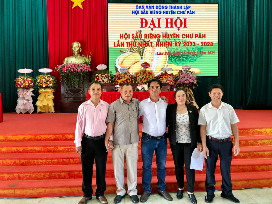 Ban Chấp hành và Ban Kiểm tra Hội sầu riêng huyện Chư Păh nhiệm kỳ 2023-2028. Ảnh: Lê Nam Ban Chấp hành và Ban Kiểm tra Hội sầu riêng huyện Chư Păh nhiệm kỳ 2023-2028. Ảnh: Lê Nam