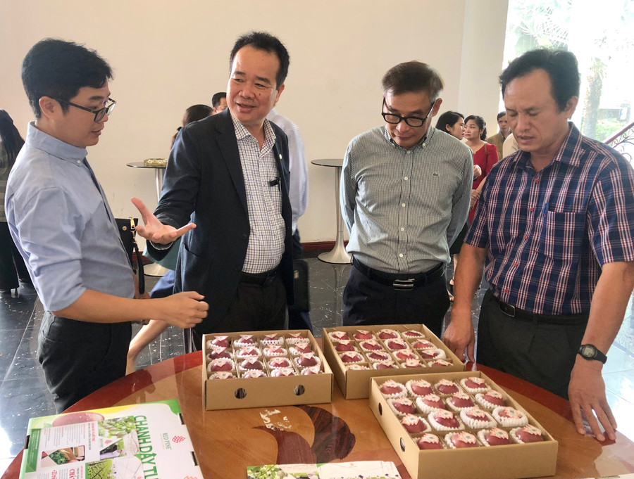 Giám đốc Sở Nông nghiệp và PTNT tỉnh Gia Lai Lưu Trung Nghĩa (thứ 2 từ trái qua) trao đối với doanh nghiệp về sản phẩm chanh leo xuất khẩu. Ảnh: Lê Nam Giám đốc Sở Nông nghiệp và PTNT tỉnh Gia Lai Lưu Trung Nghĩa (thứ 2 từ trái qua) trao đối với doanh nghiệp về sản phẩm chanh leo xuất khẩu. Ảnh: Lê Nam