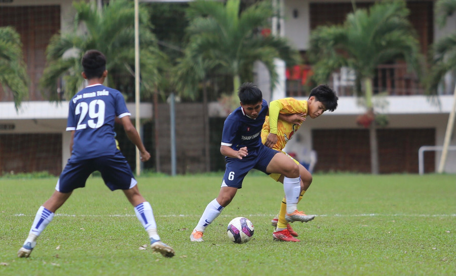 Trận đấu giữa 2 đội dẫn đầu đã diễn ra căng thẳng. Ảnh: Văn Ngọc Trận đấu giữa 2 đội dẫn đầu đã diễn ra căng thẳng. Ảnh: Văn Ngọc