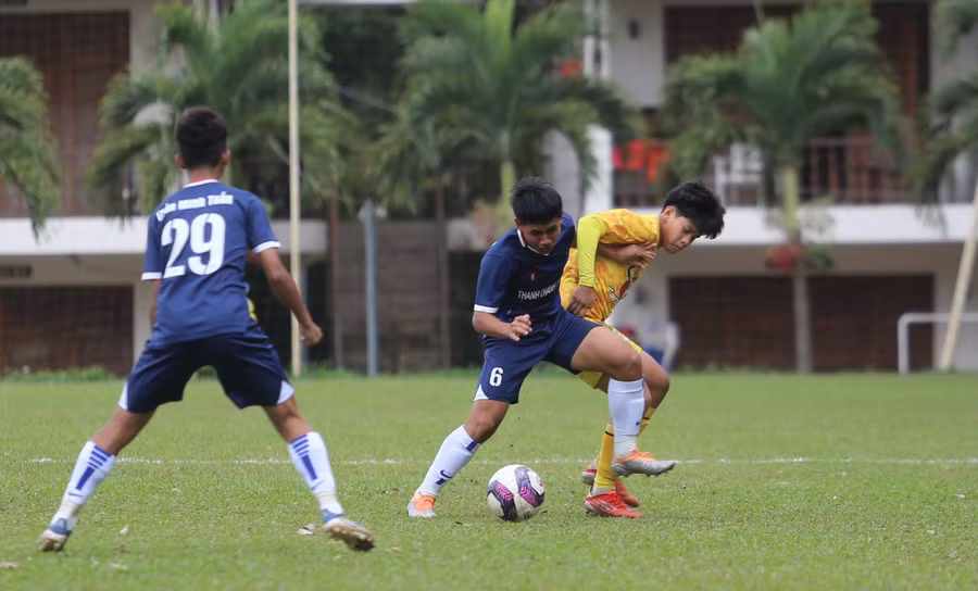 Trận đấu giữa 2 đội dẫn đầu đã diễn ra căng thẳng. Ảnh: Văn Ngọc