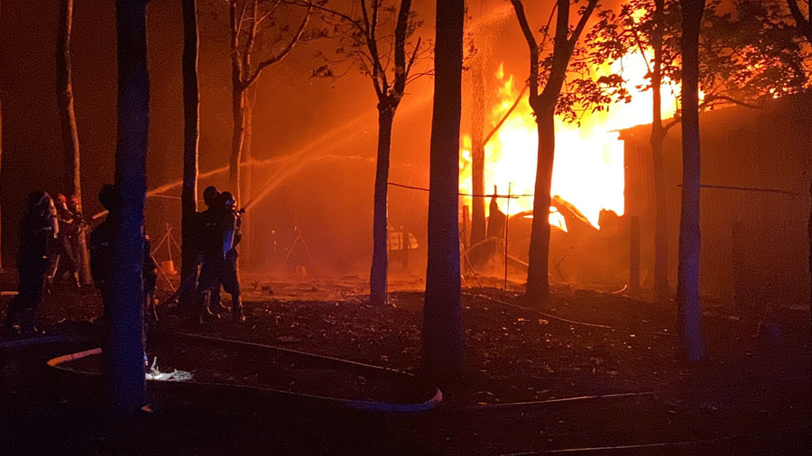 Đám cháy bùng phát dữ dội trong đêm. Ảnh: Văn Tiệp