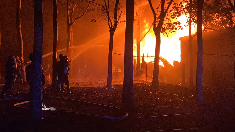 Đám cháy bùng phát dữ dội trong đêm. Ảnh: Văn Tiệp Đám cháy bùng phát dữ dội trong đêm. Ảnh: Văn Tiệp