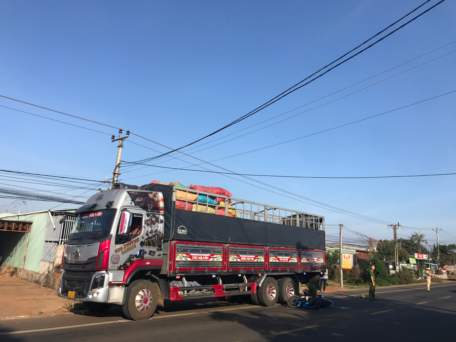 Hiện trường vụ tai nạn. Ảnh: Văn Ngọc Hiện trường vụ tai nạn. Ảnh: Văn Ngọc