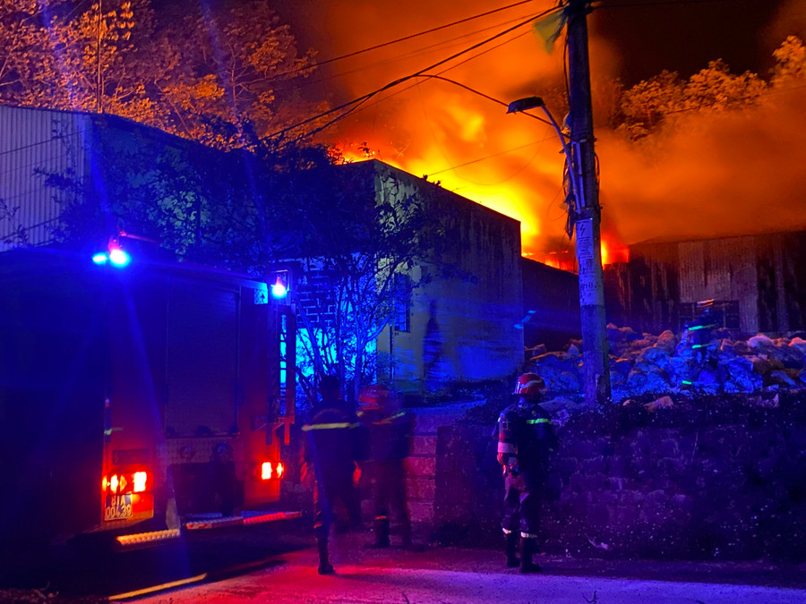 Phòng Cảnh sát Phòng cháy chữa cháy và Cứu nạn cứu hộ đã cử hàng chục cán bộ, chiến sĩ đến hiện trường. Ảnh: Văn Tiệp