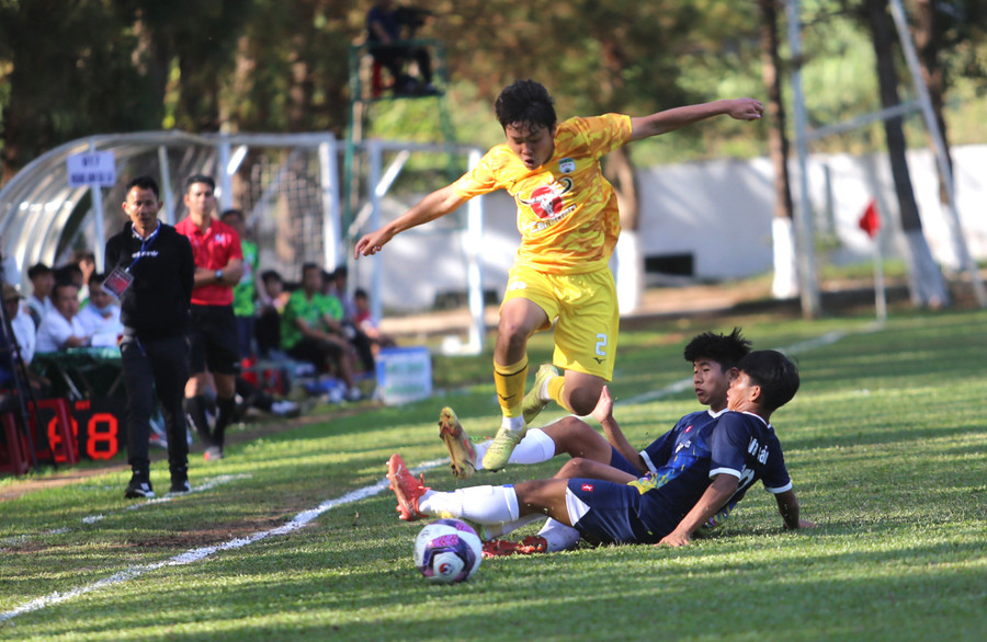 2 đội đã cầm chân nhau với tỷ số hòa 0-0. Ảnh: Văn Ngọc 2 đội đã cầm chân nhau với tỷ số hòa 0-0. Ảnh: Văn Ngọc