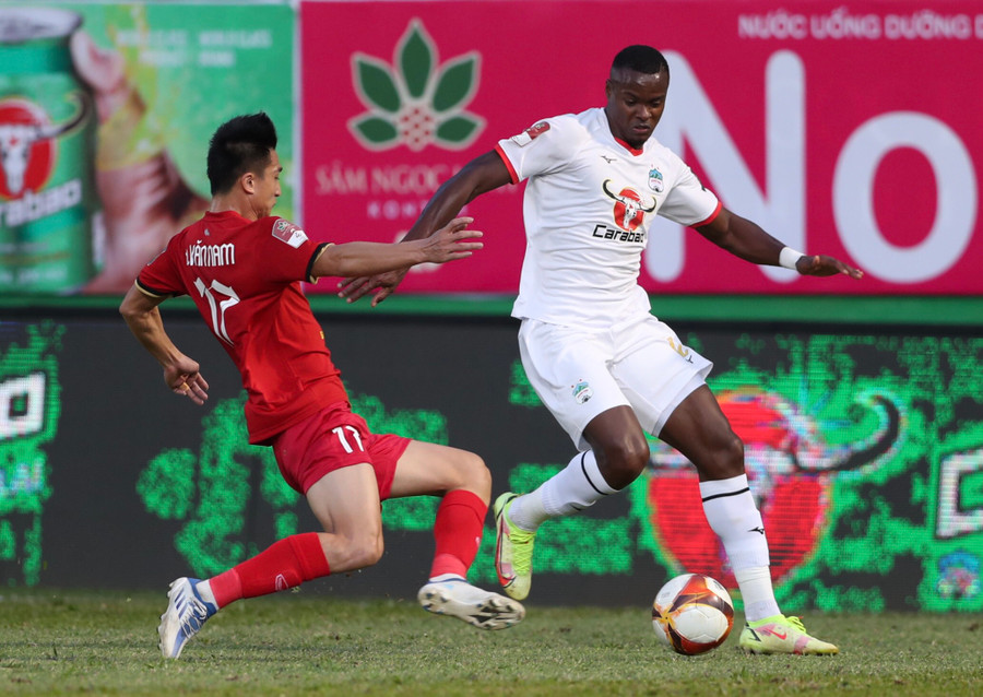 Brandao (phải) cùng đồng đội đã không thể đánh bại thủ thành Quang Tuấn. Ảnh: Văn Ngọc