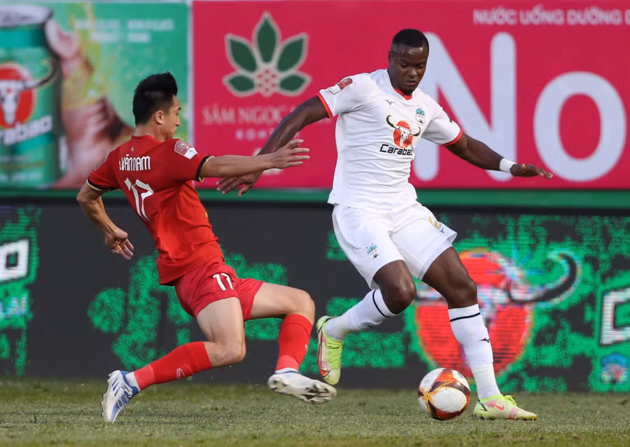 Brandao (phải) cùng đồng đội đã không thể đánh bại thủ thành Quang Tuấn. Ảnh: Văn Ngọc