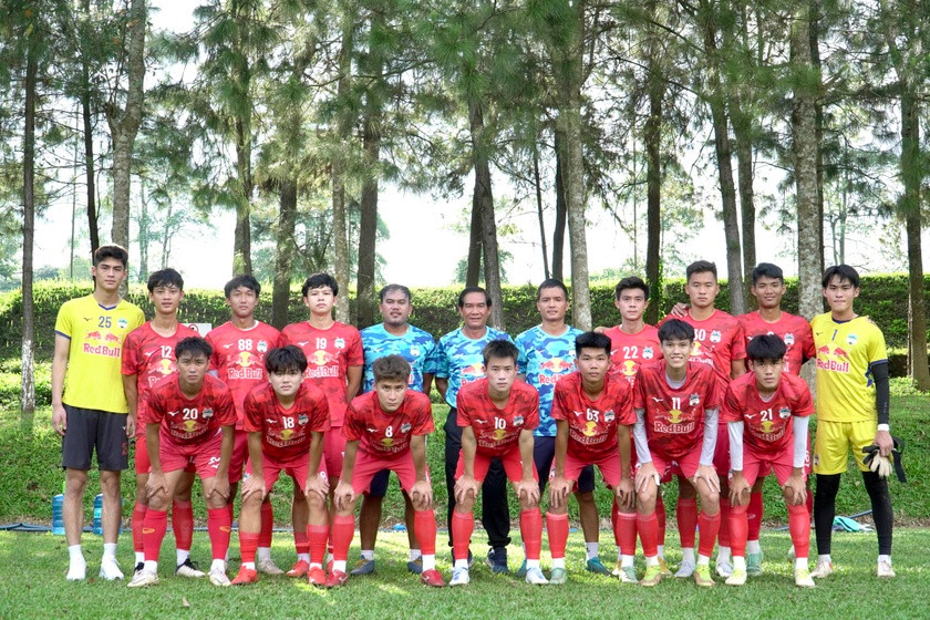 Du Học (hàng trên thứ 2 từ phải qua) và Trung Kiên (bìa trái) trong màu áo của U21 HAGL. Ảnh: Văn Ngọc
