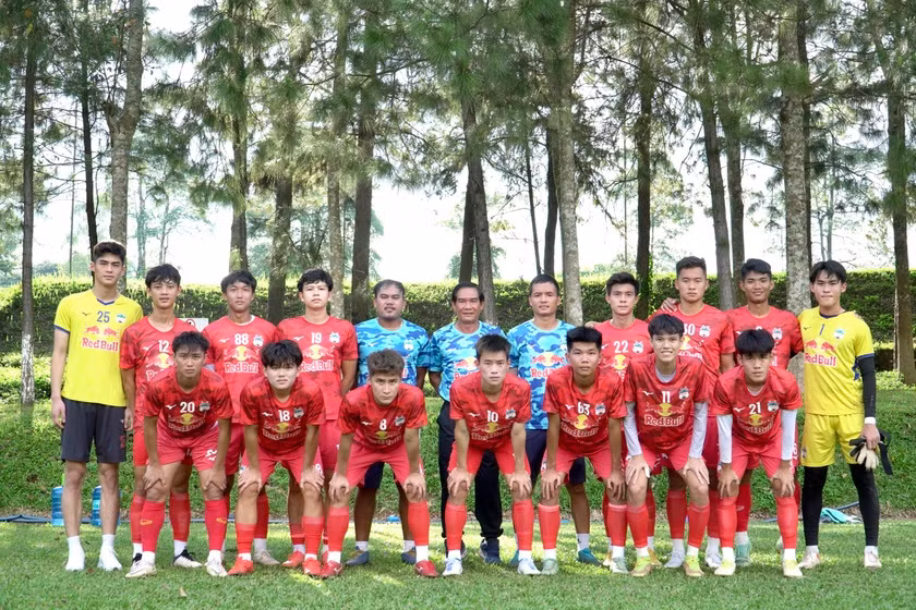 Du Học (hàng trên thứ 2 từ phải qua) và Trung Kiên (bìa trái) trong màu áo của U21 HAGL. Ảnh: Văn Ngọc