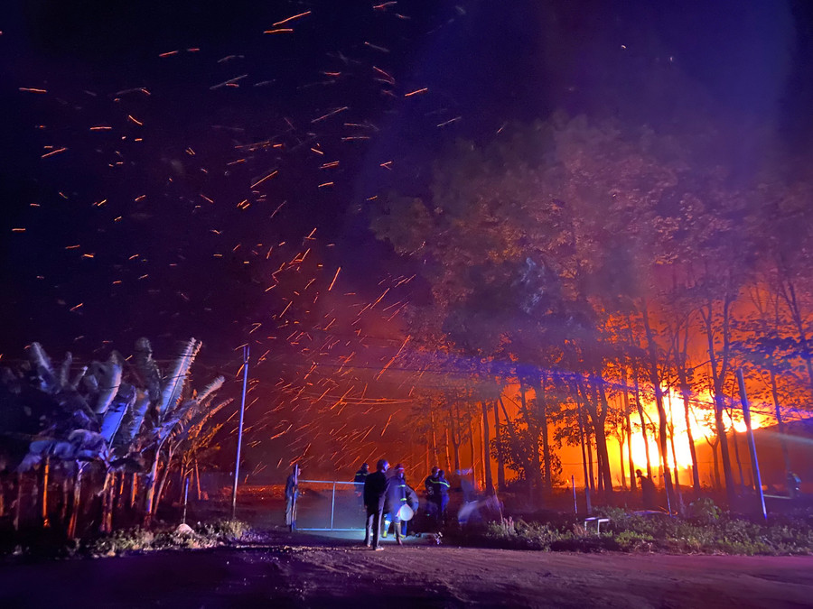 Lực lượng chữa cháy phải tiếp cận ngọn lửa từ rẫy cao su. Ảnh: Văn Tiệp