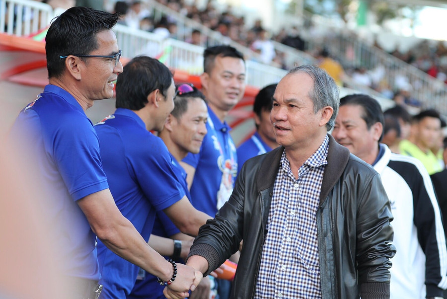 Bầu Đức (phải) đã tuyên bố sẽ kiện VPF ra tòa. Ảnh: Văn Ngọc