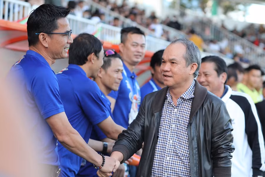 Bầu Đức (phải) đã tuyên bố sẽ kiện VPF ra tòa. Ảnh: Văn Ngọc