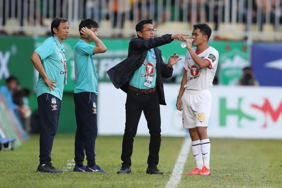 HLV Kiatisak đã yêu cầu các học trò đẩy cao đội hình chơi tấn công trong hiệp 2. Ảnh: Văn Ngọc