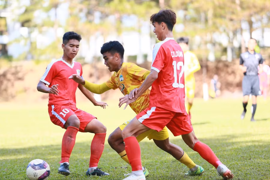 U17 HAGL (giữa) đã có chiến thắng đậm trước U17 Đồng Nai. Ảnh: Nguyễn Dũng