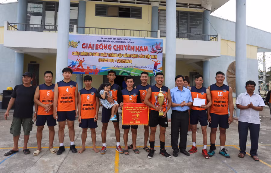 Các VĐV của đội bóng chuyền thị trấn Phú Túc đã lên ngôi vô địch. Ảnh: Văn Ngọc