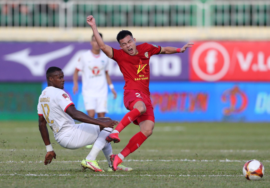 Hồng Lĩnh Hà Tĩnh (phải) đã gây khó cho đội chủ nhà. Ảnh: Văn Ngọc
