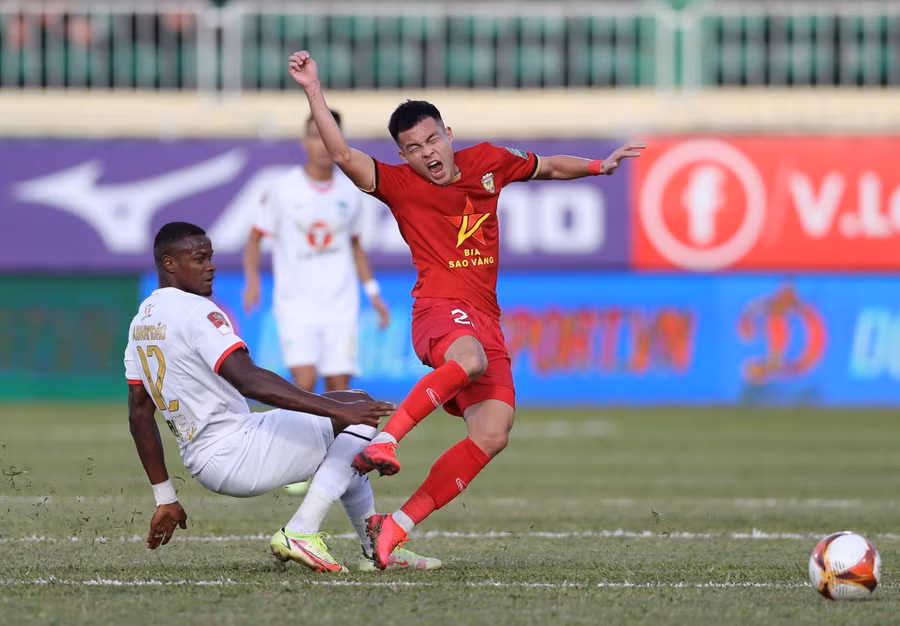 Hồng Lĩnh Hà Tĩnh (phải) đã gây khó cho đội chủ nhà. Ảnh: Văn Ngọc Hồng Lĩnh Hà Tĩnh (phải) đã gây khó cho đội chủ nhà. Ảnh: Văn Ngọc