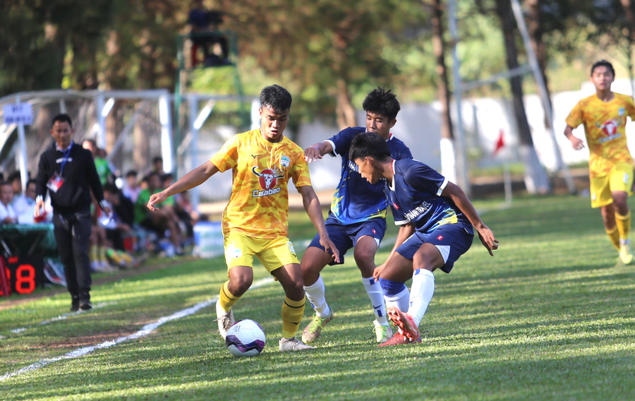 U17 HAGL (bìa trái) đã giành ngôi đầu bảng D sau 3 lượt trận. Ảnh: Văn Ngọc U17 HAGL (bìa trái) đã giành ngôi đầu bảng D sau 3 lượt trận. Ảnh: Văn Ngọc