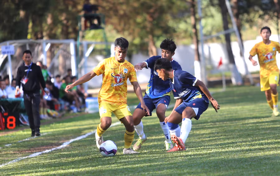 U17 HAGL (bìa trái) đã giành ngôi đầu bảng D sau 3 lượt trận. Ảnh: Văn Ngọc