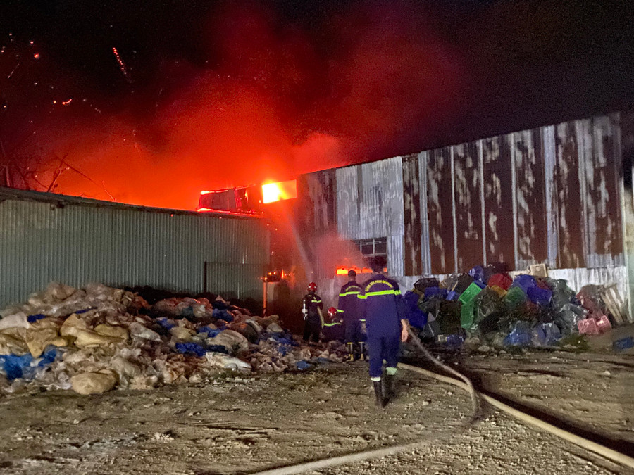 Ngọn lửa đã được khống chế để tránh lây lan sang các khu vực xung quanh. Ảnh: Văn Tiệp