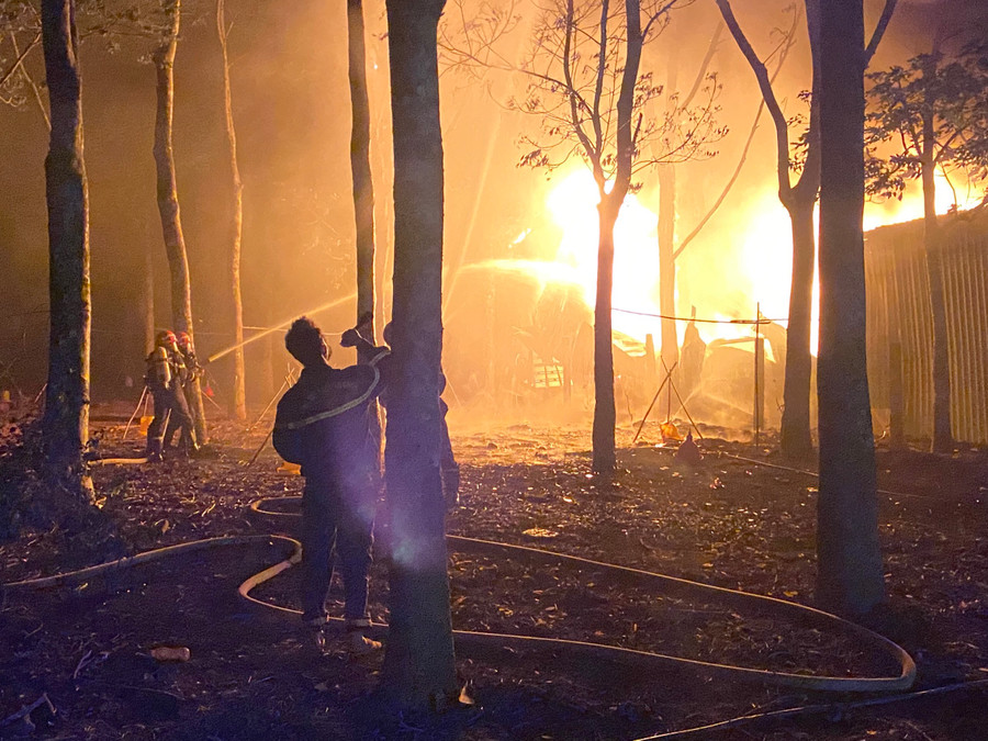 Ngọn lửa được dập tắt vào khoảng 4 giờ sáng. Ảnh: Văn Tiệp