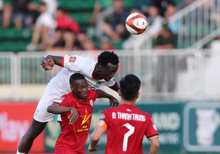 HAGL (trái) là đội bóng chủ động trong mặt trận tấn công. Ảnh: Văn Ngọc