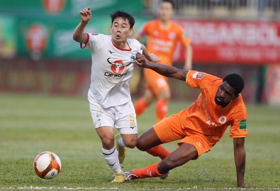 Công an Hà Nội (phải) đã níu giữ 1 điểm trên sân Pleiku. Ảnh: Văn Ngọc