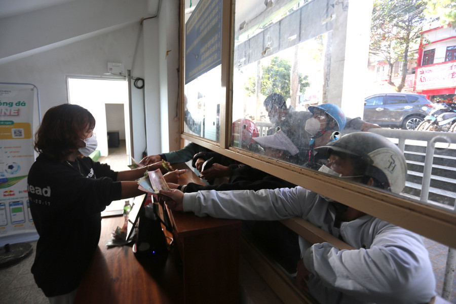 Khán giả không còn phải chen chúc xếp hàng khi mua vé xem HAGL. Ảnh: Văn Ngọc Khán giả không còn phải chen chúc xếp hàng khi mua vé xem HAGL. Ảnh: Văn Ngọc