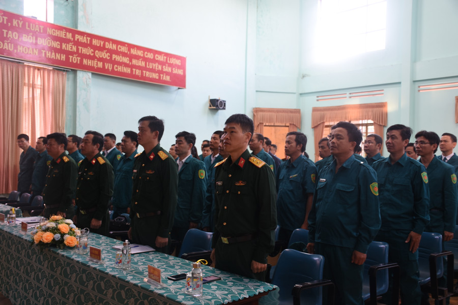 Đại biểu và học viên dự chào cờ khai mạc lớp tập huấn. Ảnh: Huỳnh Lê Đại biểu và học viên dự chào cờ khai mạc lớp tập huấn. Ảnh: Huỳnh Lê