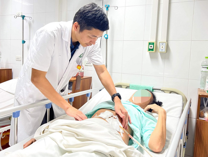 Bác sĩ khám lại cho bệnh nhân sau mổ. Bác sĩ khám lại cho bệnh nhân sau mổ.