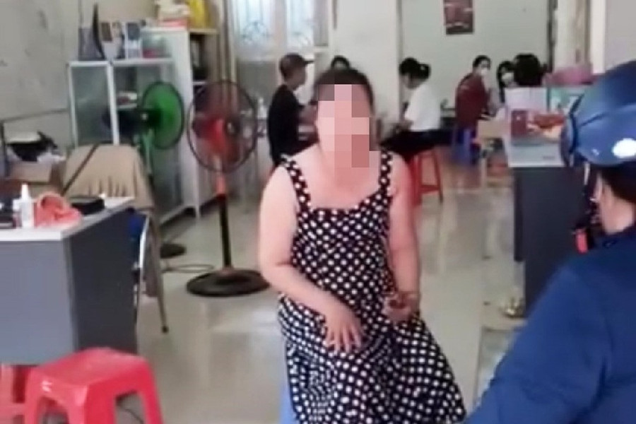 Hình ảnh phụ huynh chia sẻ con họ bị lấy máu trên page Hải Phòng