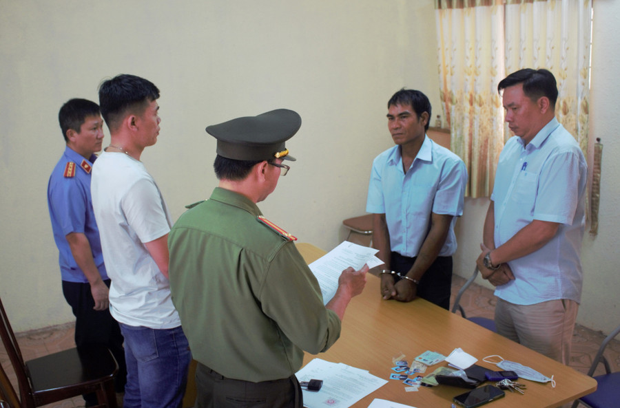 Cơ quan An ninh điều tra đọc lệnh khởi tố, bắt giữ đối tượng Y Krếch Byă. Cơ quan An ninh điều tra đọc lệnh khởi tố, bắt giữ đối tượng Y Krếch Byă.