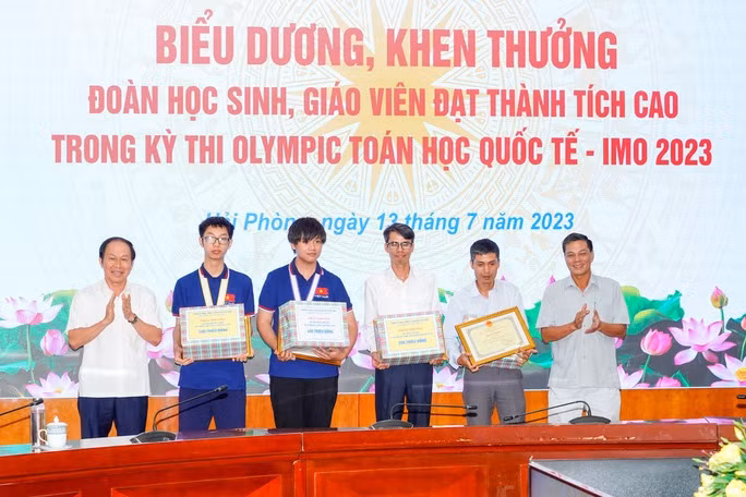 Chiều 13-7, lãnh đạo TP. Hải Phòng trao thưởng cho 2 nam sinh giành huy chương Toán quốc tế và thầy cô bồi dưỡng các em