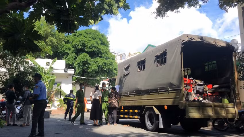 Lực lượng chức năng sau đó đến hiện trường đưa nạn nhân xuống đất