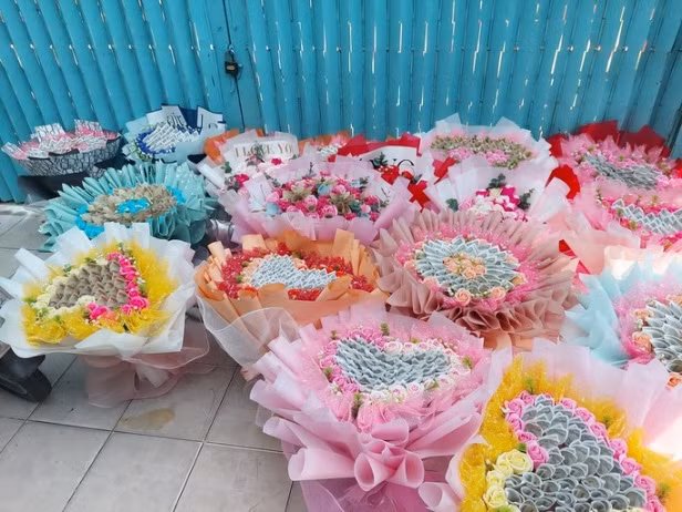 Nhiều cửa hàng sử dụng tiền để làm hoa phục vụ nhu cầu khách hàng.