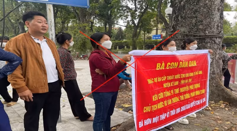 Hoàng Văn Luân (ngoài cùng bên trái) thường xúi giục, lôi kéo người dân khiếu kiện vượt cấp, kéo dài (Ảnh: C.A.).