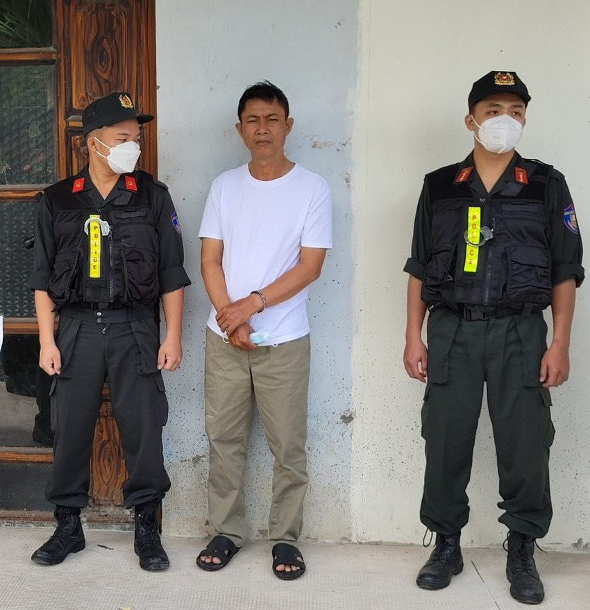 Đào Đức Hạnh (áo trắng) bị CSĐT Công an tỉnh Long An bắt tạm giam