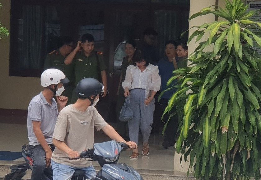 Cơ quan chức năng dẫn giải bị can Nguyễn Thị Dung bị khởi tố.