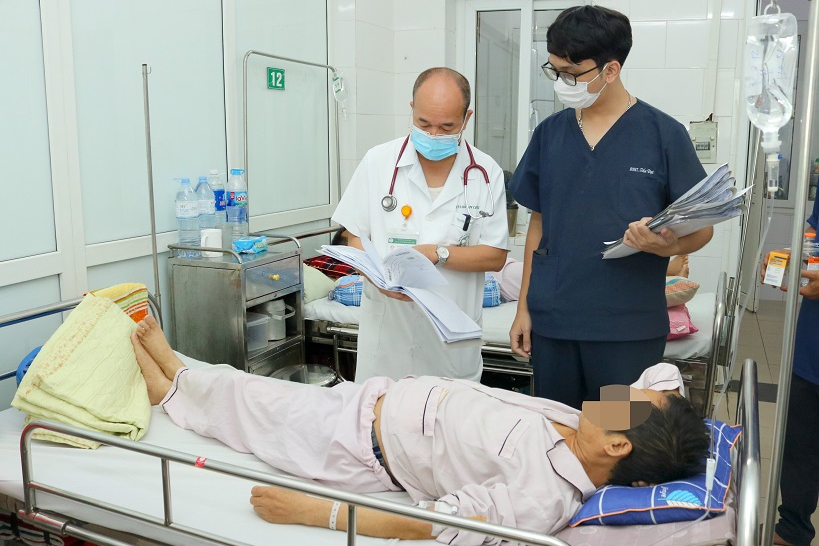 PGS. TS Đỗ Duy Cường thăm khám cho bệnh nhân đang điều trị tại Trung tâm. Ảnh-Bệnh viện cung cấp PGS. TS Đỗ Duy Cường thăm khám cho bệnh nhân đang điều trị tại Trung tâm. Ảnh-Bệnh viện cung cấp