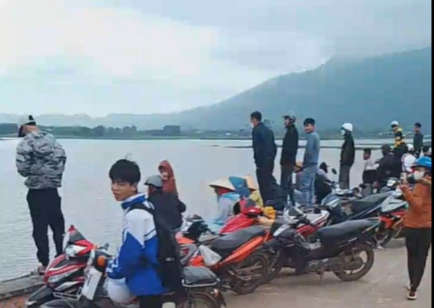 Người dân theo dõi việc tìm kiếm nạn nhân bị lật thuyền. Ảnh: H.T