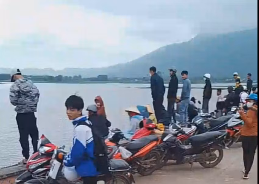 Người dân theo dõi việc tìm kiếm nạn nhân bị lật thuyền. Ảnh: H.T