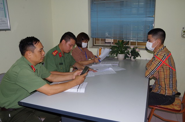 Phòng An ninh chính trị nội bộ, Công an tỉnh Hà Nam phối hợp với Thanh tra Sở Thông tin và Truyền thông tỉnh Hà Nam lập biên bản vi phạm hành chính, xử phạt chủ kênh Youtober “Kiên Chổi”. Phòng An ninh chính trị nội bộ, Công an tỉnh Hà Nam phối hợp với Thanh tra Sở Thông tin và Truyền thông tỉnh Hà Nam lập biên bản vi phạm hành chính, xử phạt chủ kênh Youtober “Kiên Chổi”.