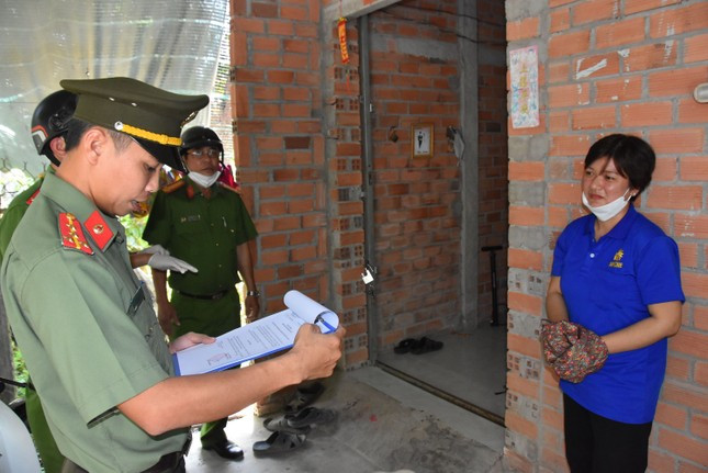 Cơ quan An ninh điều tra thực hiện lệnh bắt đối tượng Phan Thị Thanh Nhã. Cơ quan An ninh điều tra thực hiện lệnh bắt đối tượng Phan Thị Thanh Nhã.