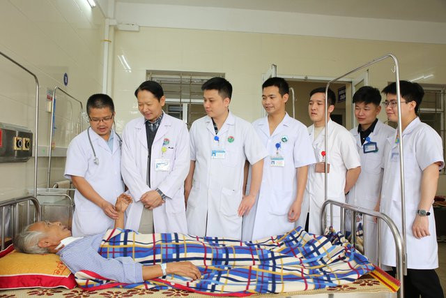 Ê kíp phẫu thuật, điều trị thăm hỏi sức khỏe bệnh nhân đang được theo dõi điều trị.