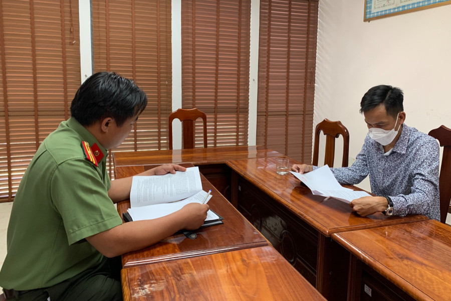 Ông R. tại cơ quan chức năng. Ảnh: CA cung cấp.