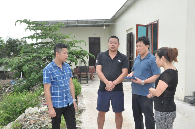 Lực lượng chức năng làm việc với Đặng Quốc Cường (mặc áo đen, quần đùi)